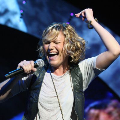Todd Van Sickle ex-spouse, Jennifer Nettles singing in the stage
